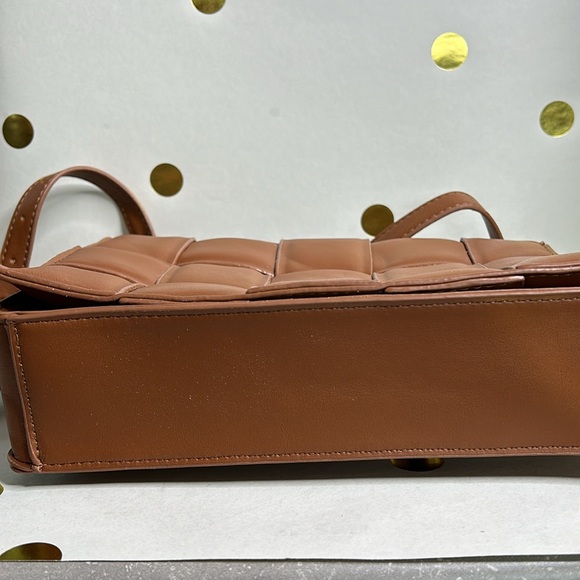 Scoop brown vegan leather woven handbag with gold chain and vegan leather straps - Picture 3 of 7